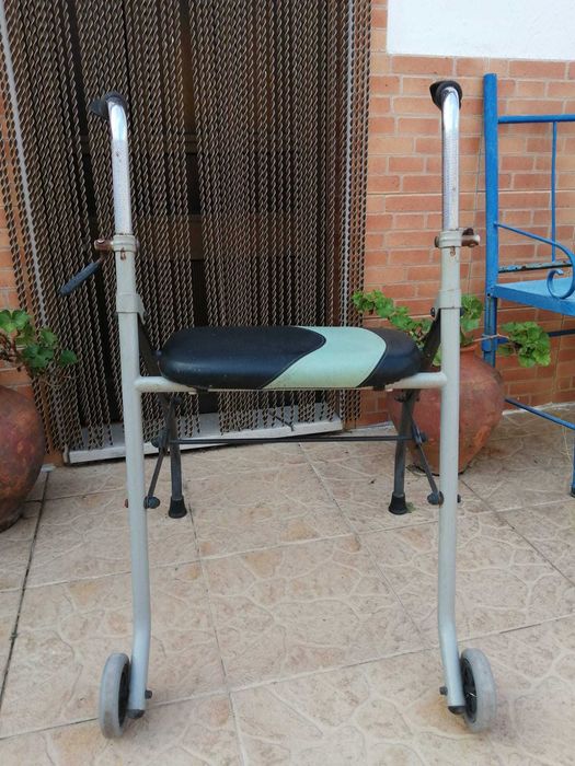 Andarilho com assento