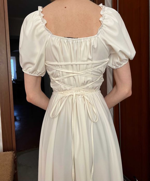 Молочна сукня на шнуровці