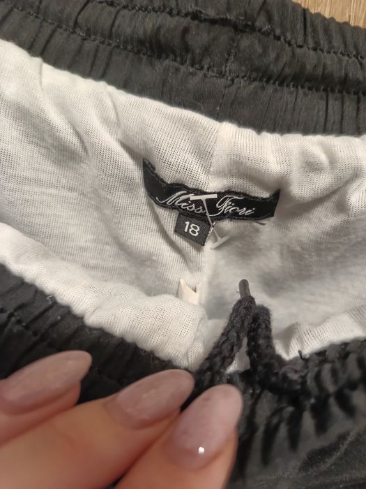 Czarne spodnie sportowe na gumkę model rybaczki unisex