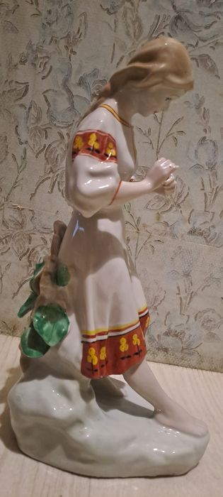 Фарфоровая статуэтка "Гадание"