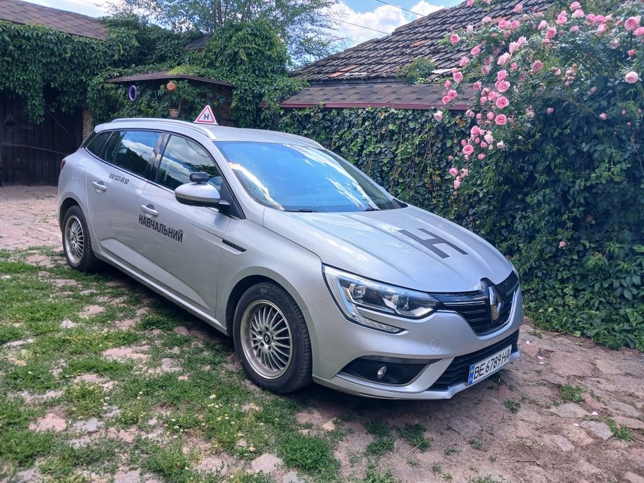 Автоінструктор урокі  водіння категорії  В