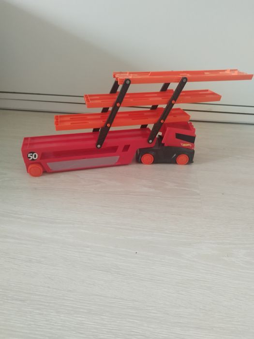 Garaż ,tory ,przyspieszacze,auto laweta, samochodziki