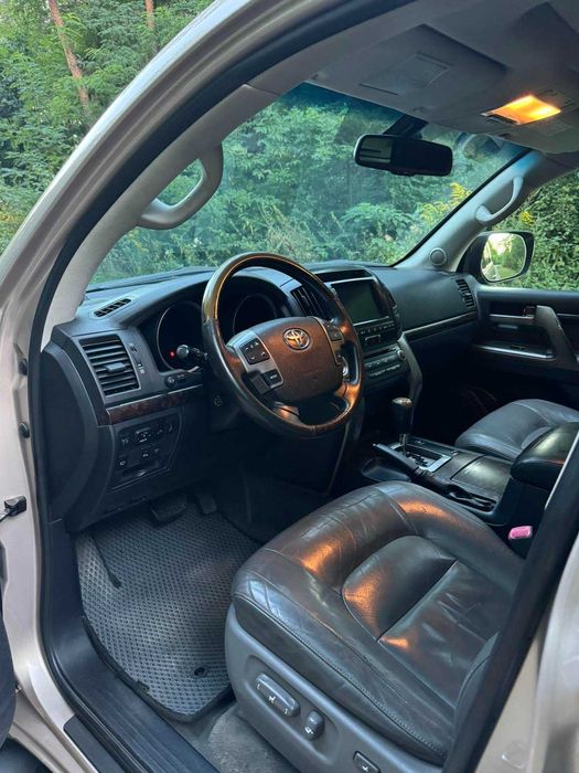 Toyota Land Cruiser 200