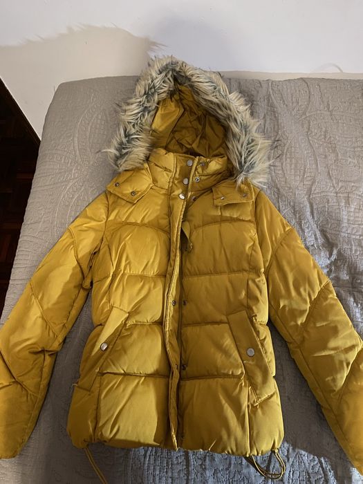 Casaco amarelo de inverno