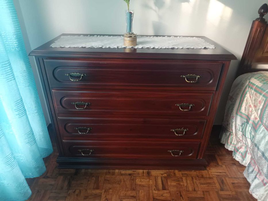 Cómoda em madeira com 4 gavetas