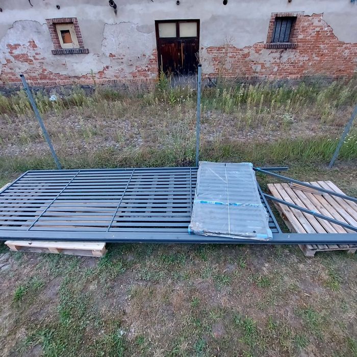 Brama przesuwna z furtką