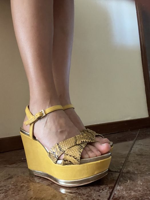 Sandalia amarela Luciano Barachini