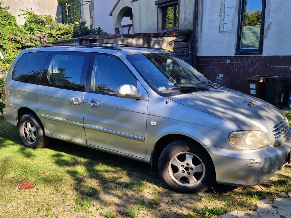 Kia Carnival van