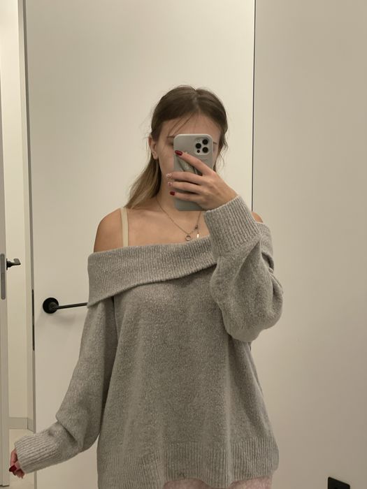 Светр зі спущеними плечима жіночий сірий оверсайз теплий