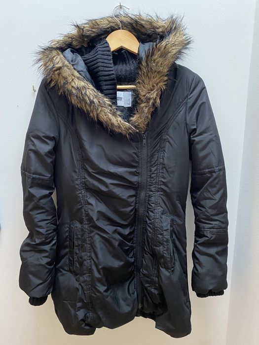 Czarna Stradivarius z futerkiem