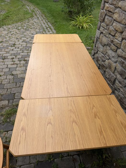 Stół w okleinie sosnowej i 6 krzeseł