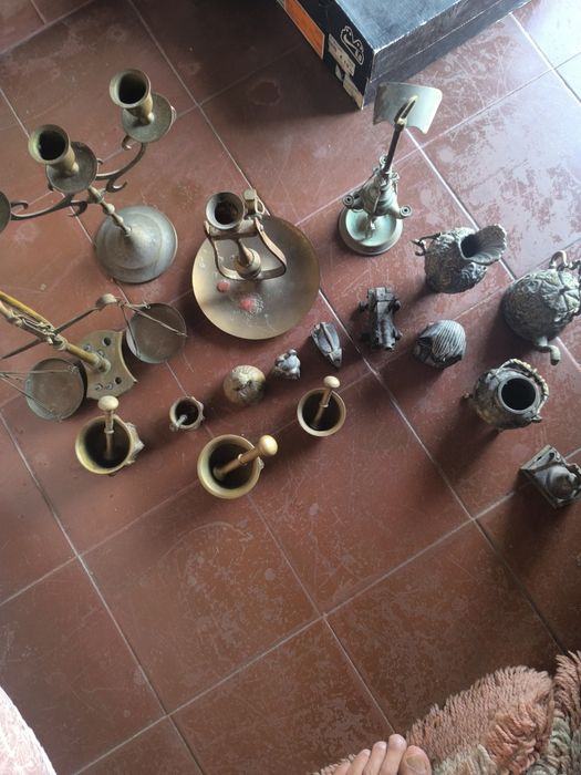 Várias peças em bronze ou latão