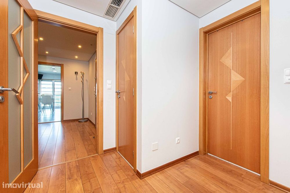 T3 com vista sobre o Jamor, box de 58 m² e condomínio com piscina
