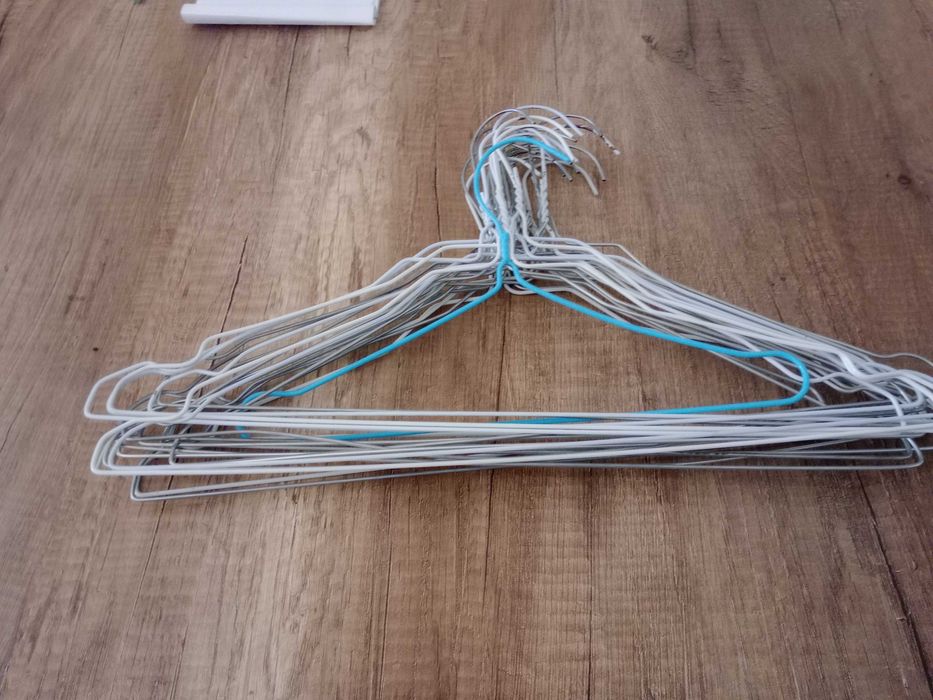 Lote de 50 Cabides, várias formatos, todos impecáveis