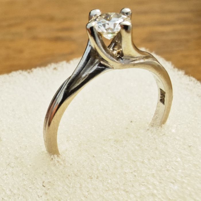 Pierścionek damski. Złoto 585. Brylant 0.44 ct. Certyfikat