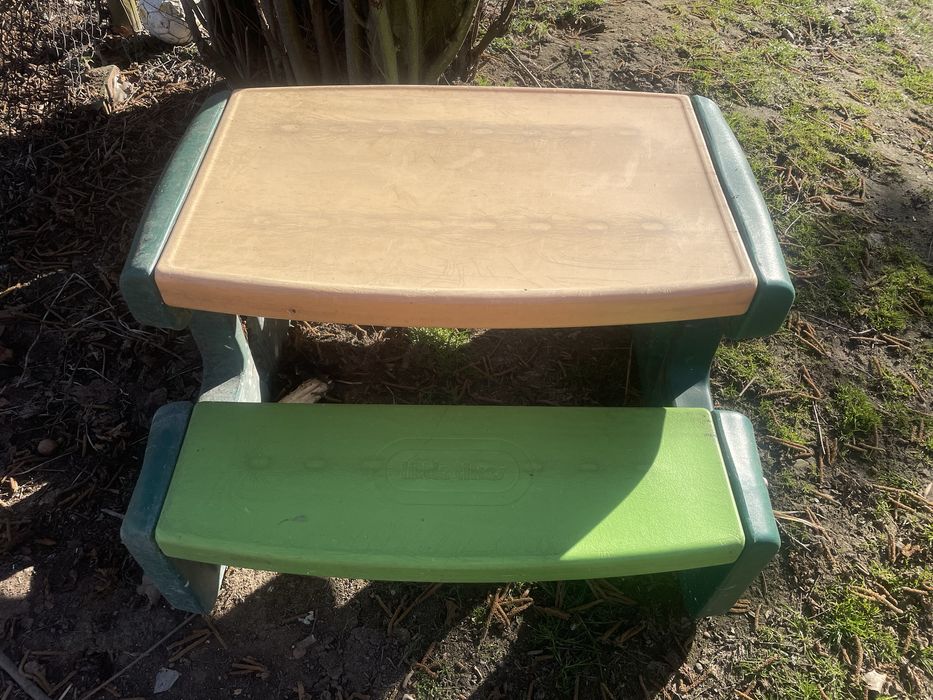 Oddam plastikowy stoliczek dla dzieci