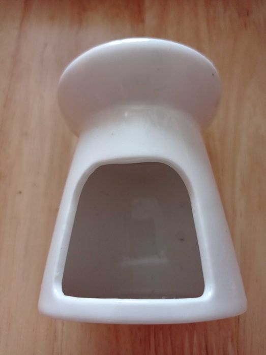 Biały kominek do podgrzewaczy na wosk lub olejki zapachowe