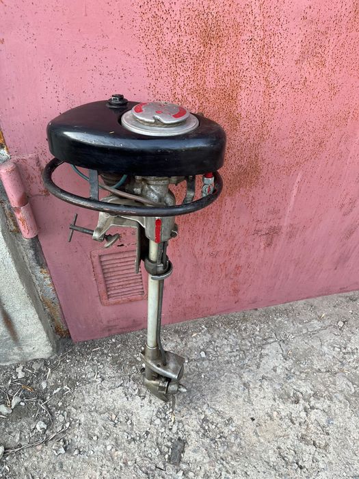 Старинный лодочный мотор Чайка