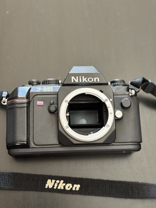 Aparat Fotograficzny Nikon F-301  (Analogowa Lustrzanka)