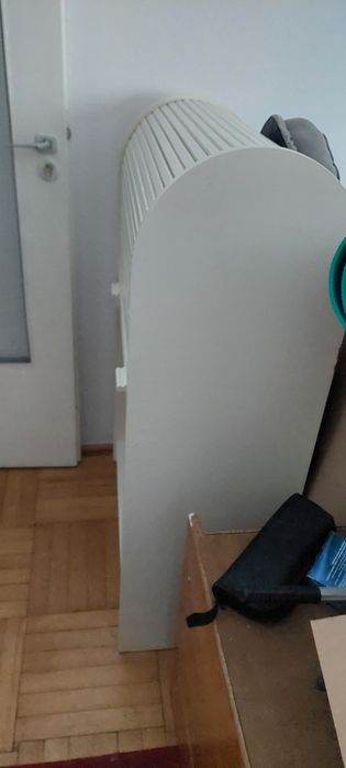 Etażerka widoczną na zdjęciach
