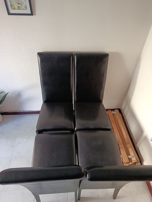 Cadeiras em pele e mesa