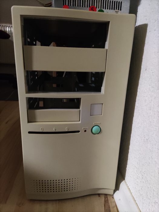 Części do budowy retro komputera INTEL  z obudową i zasilaczem