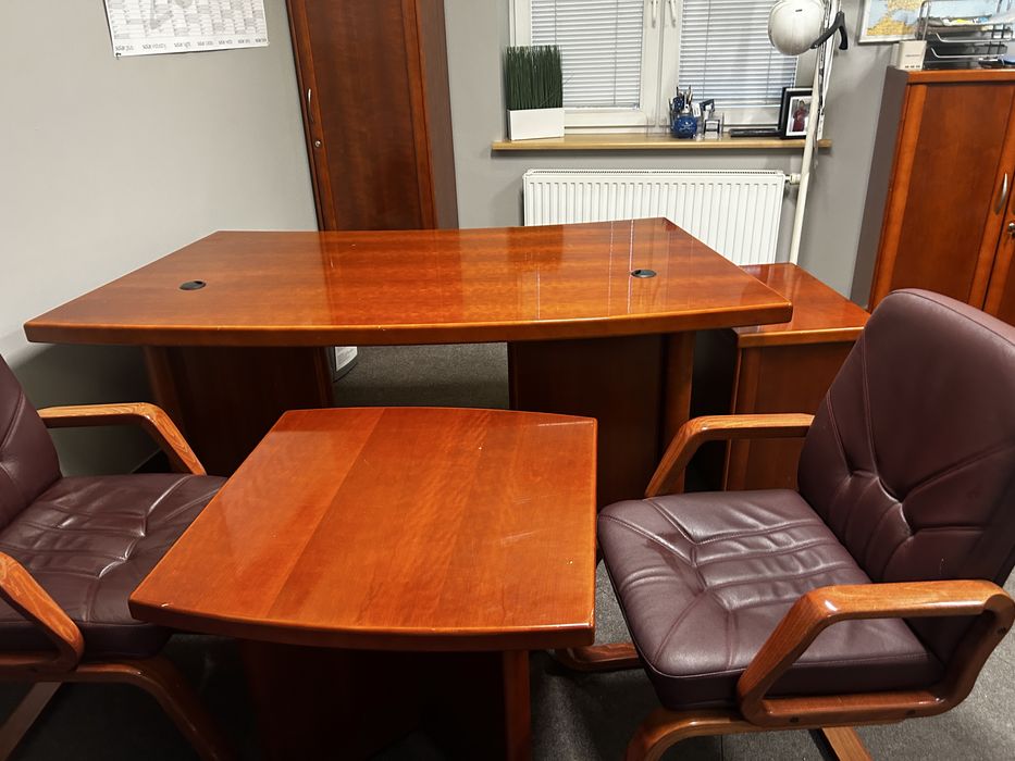 Zestaw drewnianych mebli CAPITOL do pokoju Prezesa.