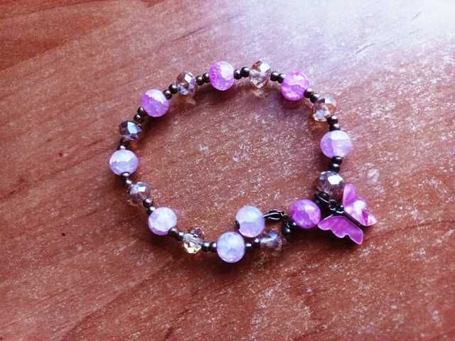 damska bransoletka z motylkiem w kolorze pudrowego rózu