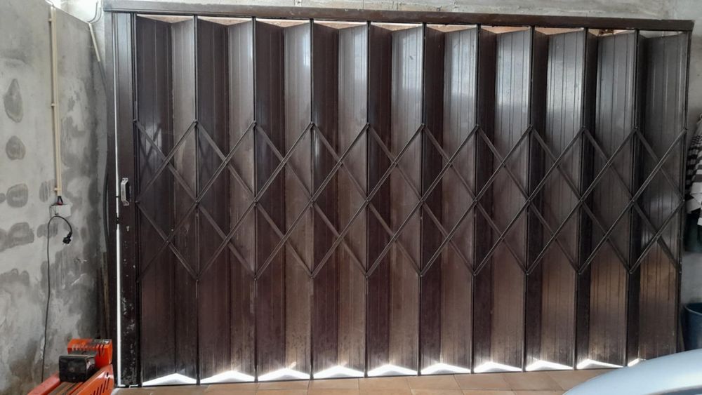 Portão de ferro castanho