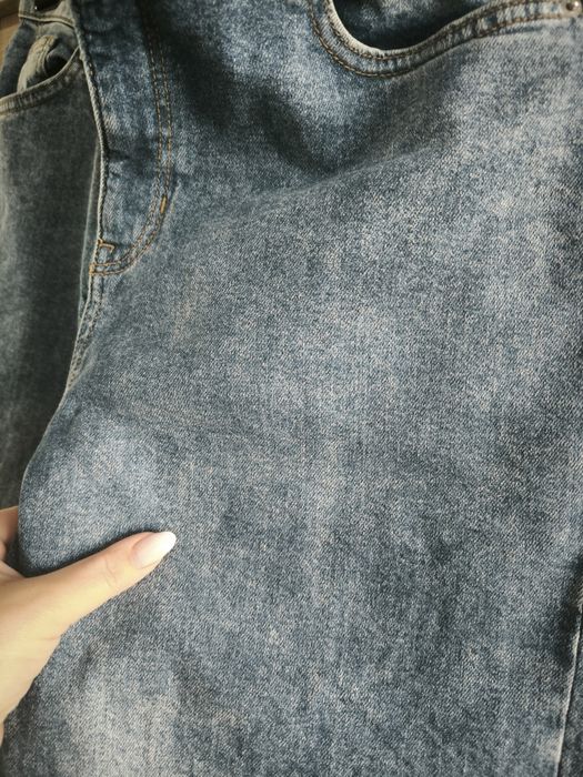 Modne dżinsy damskie z szeroką nogawką
