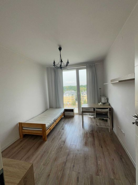 Ładny pokój z balkonem w apartamentowcu na Natolinie; Ursynów