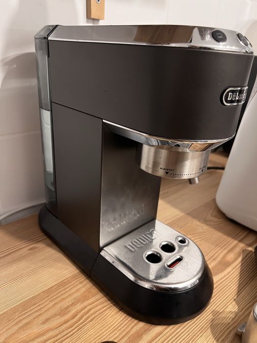 Máquina de café Delonghi Dedica