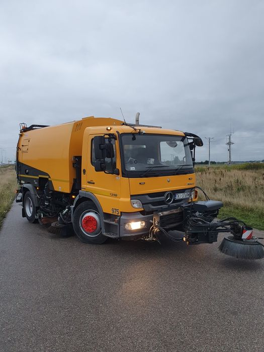 Zamiatanie Dróg i Ulic ZAMIATARKĄ Kompaktową
