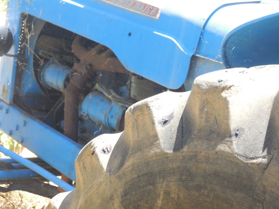 Trator Fordson Super Major com documentos.