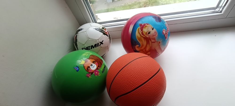 Мячи детские,насос с иголкой.