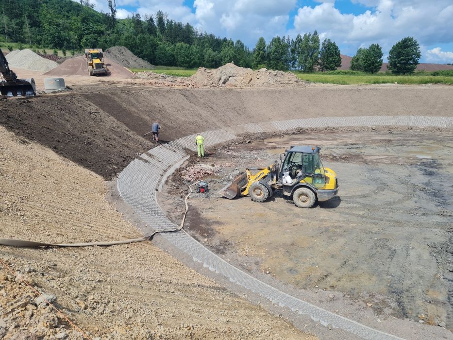 Usługi koparko- ładowarką. Wykopy pod fundamenty, niwelacja, kucie.