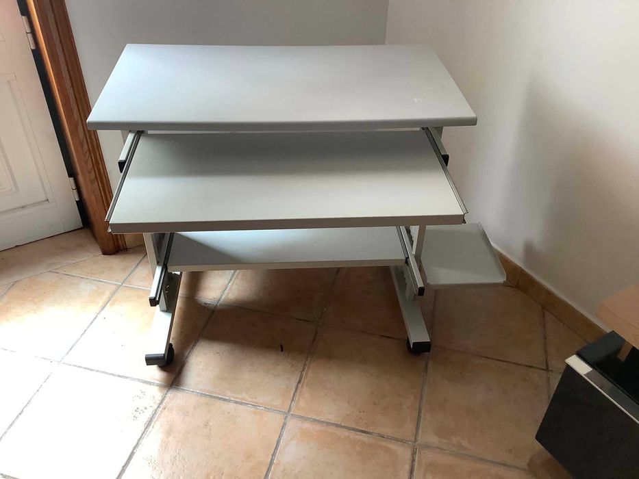 Mesa de metal para computadores, etc. Prateleiras deslizantes.