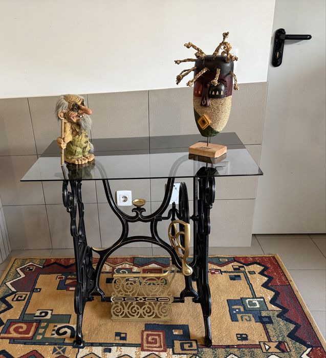 Mesa em pés de ferro forjado de máqujna Robina
