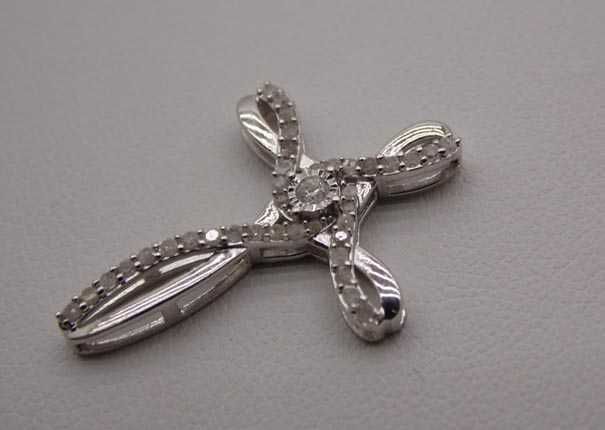 Srebrny krzyż krzyżyk z diamentami 0,35 ct.