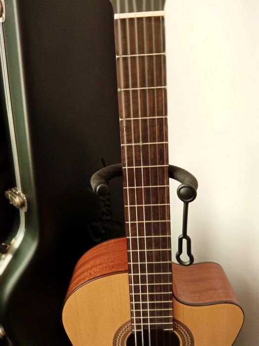 Guitarra clássica acústica com afinador e equalizador incluídos.