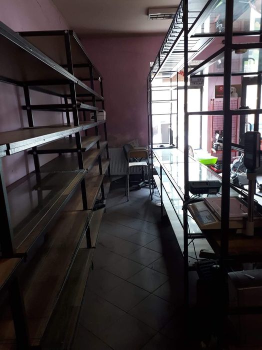 Kompletne regaly ścienne i oszklone