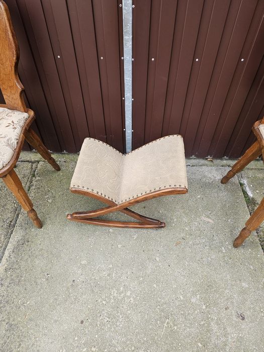 Sprzedam 2 stare krzesła dębowe plus podnóżek do fotela.