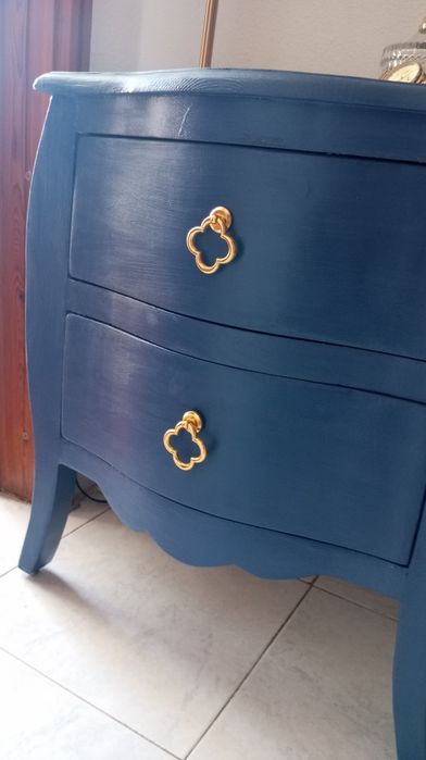 Mesa de Cabeceira Vintage Restaurada — Estilo Parisian Chic