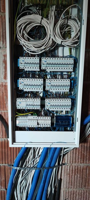 Elektryk, Instalacje elektryczne