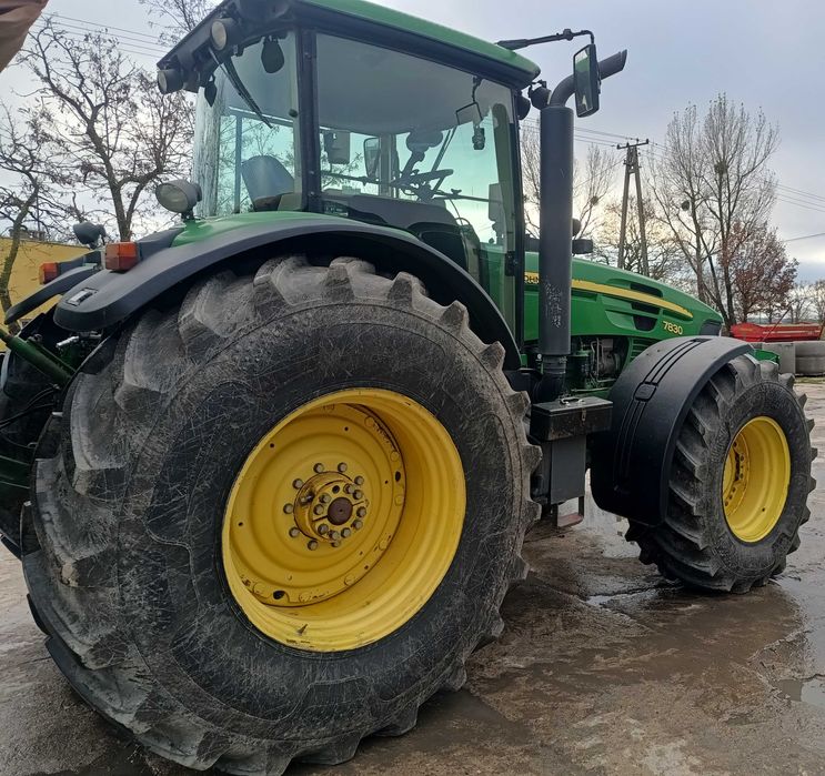 John Deere 7830 .