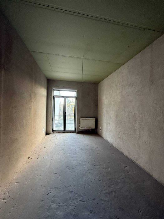 Продаж котеджу по ЄВідновлення в Брюховичах, з виглядом на озеро.