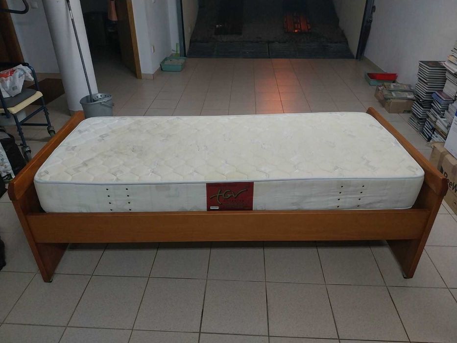 Cama de solteiro com estrado e colchão.