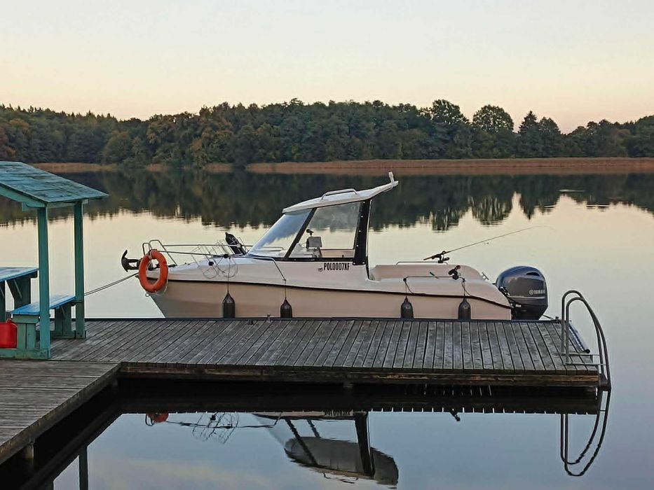 Łódź motorowa kabinowa z silnikiem yamaha 115