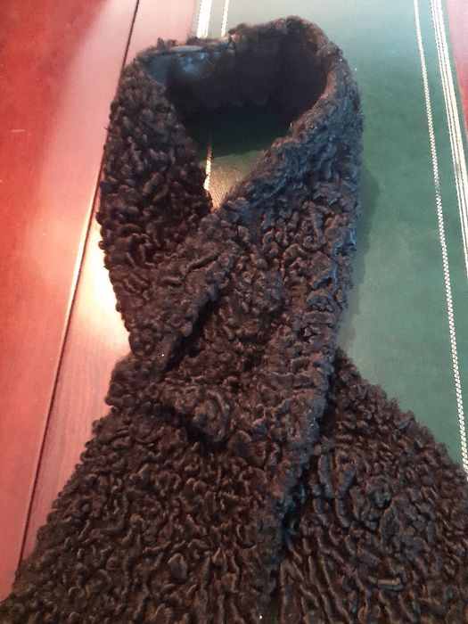 Gola em pele de Astrakan genuína forrada a seda.