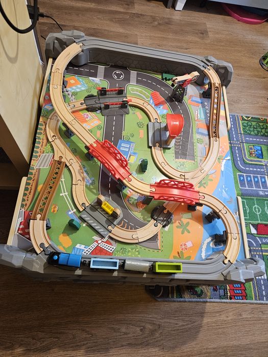 Kolejka drewniana ze stołem. Stół pociąg formy hape